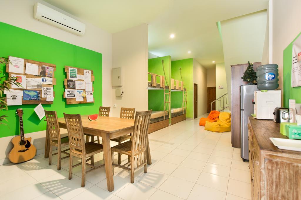 The Eco-Living Hostel Denpasar Extérieur photo